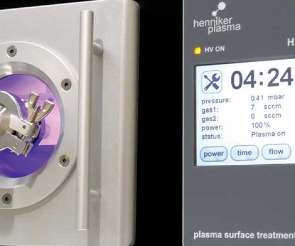 Henniker HPT-100 plasma cleaner running oxygen plasma treatment with live process parameters displayed on screen